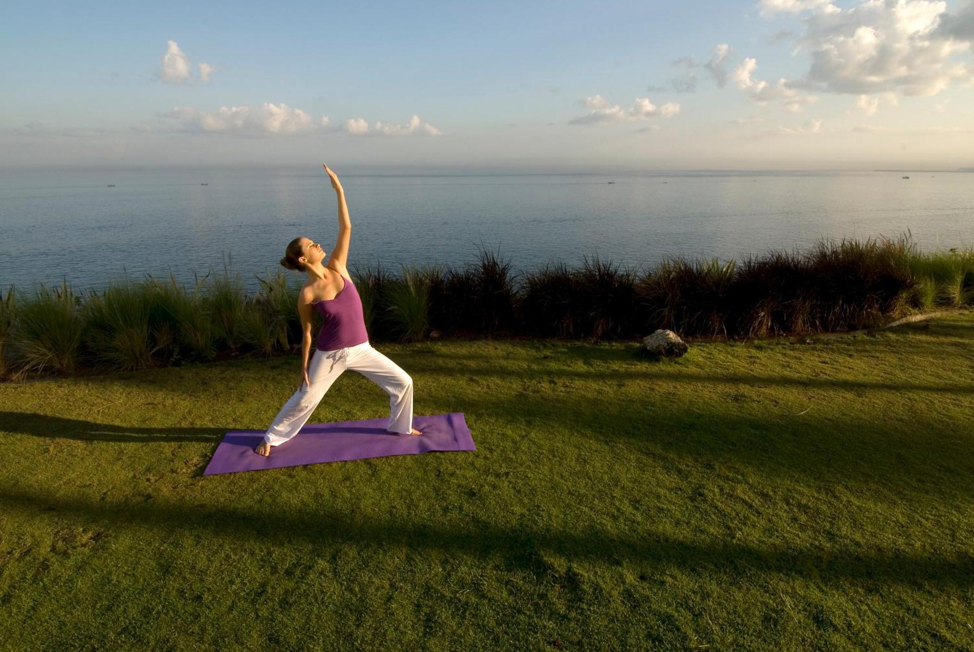 Ayana Resort Bali Jimbaran Extérieur photo A woman practicing yoga