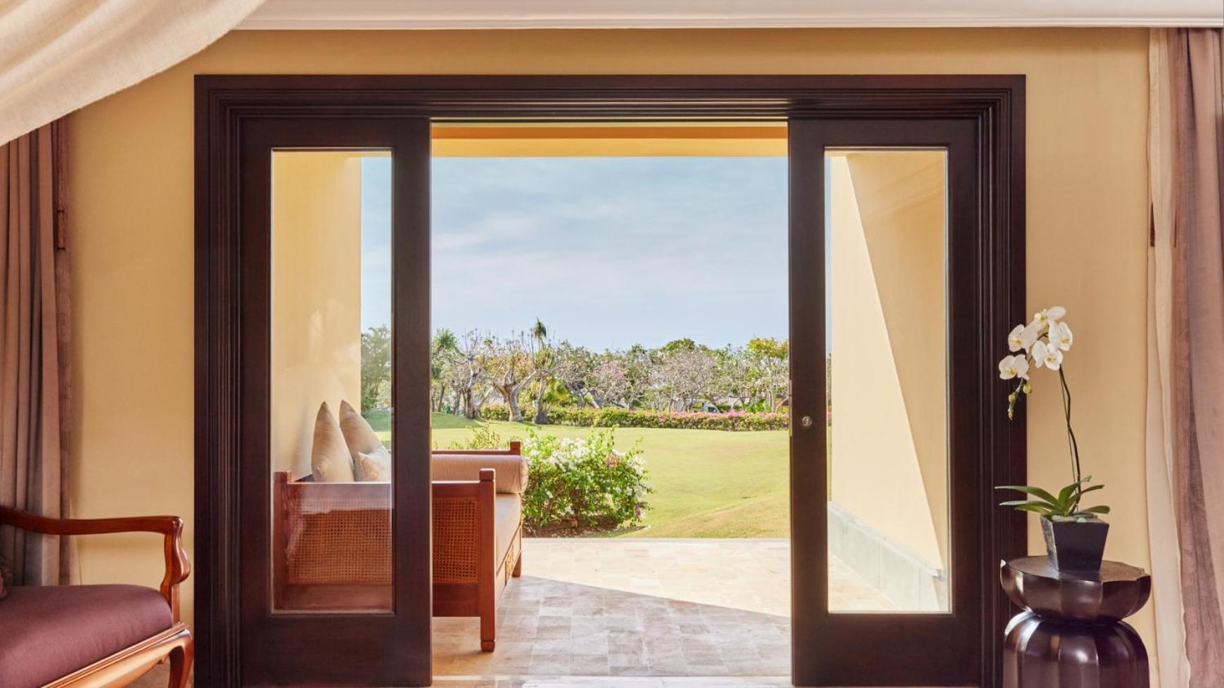 Ayana Resort Bali Jimbaran Extérieur photo A view of the golf course from a guest room