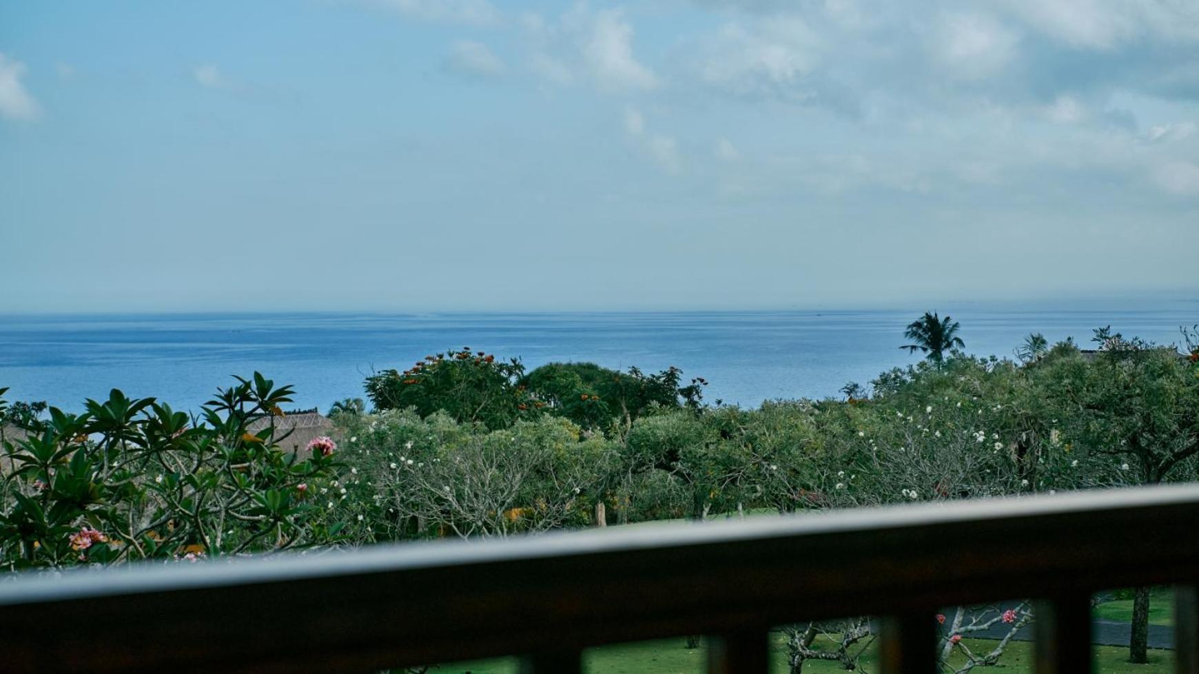 Ayana Resort Bali Jimbaran Extérieur photo View of the Atlantic Ocean from the hotel