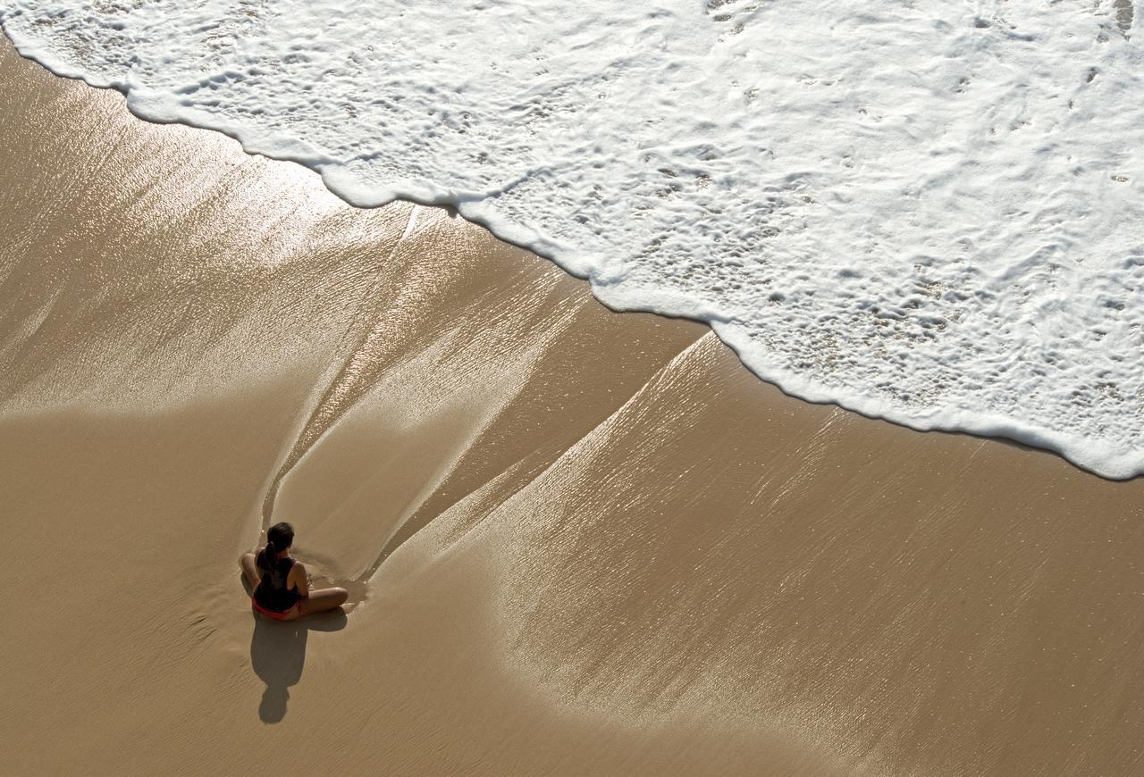 Ayana Resort Bali Jimbaran Extérieur photo A bodyboarder at the beach